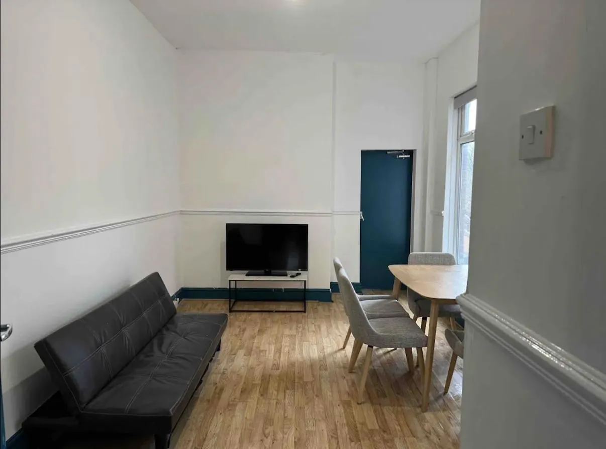 Comfortable Room In Shared Sheffield Detached House - Room 2 Kwatera prywatna